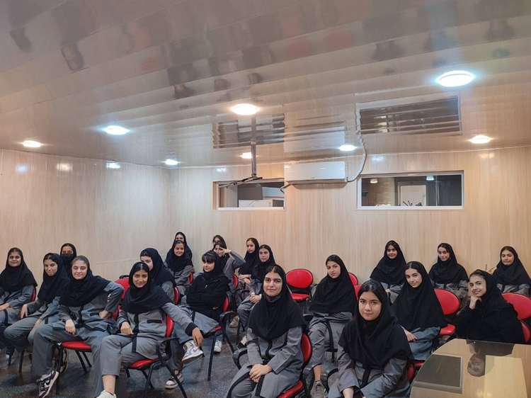 پلی میان آموزش و سلامت؛ آشنایی دانش‌آموزان با نظارت‌های دامپزشکی در صنایع قطعه بندی و بسته بندی فرآورده‌های خام دامی
